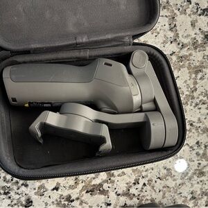 DJI - Osmo Mobile 3
Combo 3-Axis Gimbal
Stabilizer for Mobile Phones - Gray